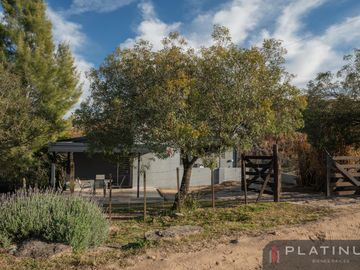 Casa en Venta de 2 Dormitorios - Con Cochera - Tanti - Apto credito