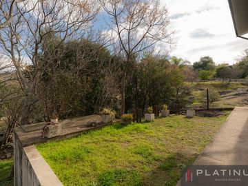 Casa en Venta de 2 Dormitorios - Con Cochera - Tanti - Apto credito