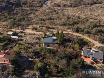 Casa en Venta de 2 Dormitorios - Con Cochera - Tanti - Apto credito