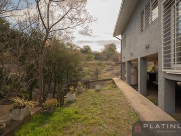 Casa en Venta de 2 Dormitorios - Con Cochera - Tanti - Apto credito
