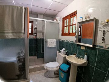 VENDO CASA 5HAB Y LOTE 1832mts BQT