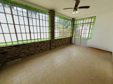 Casa 5 ambientes con amplio terreno alquiler Lanus