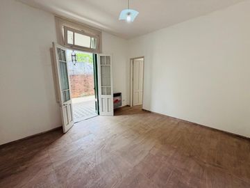 Casa 5 ambientes con amplio terreno alquiler Lanus
