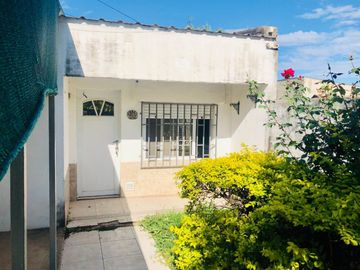 REMAX VENDE CASA 3 DORMITORIOS Y PATIO EN RECREO