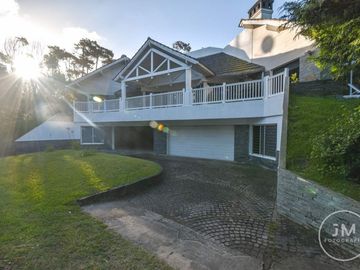 CASA EN VENTA CARILÓ 6 DORMITORIOS CERCA DEL MAR