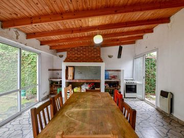 CASA VENTA BERISSO 2 DORMITORIOS QUINCHO PLAYROOM