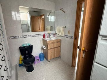 Apartamento en venta de 3 habitaciones con patio en Bogotá, LA ESPAÑOLA.