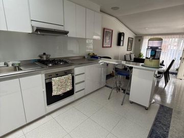 Apartamento en venta de 3 habitaciones con patio en Bogotá, LA ESPAÑOLA.