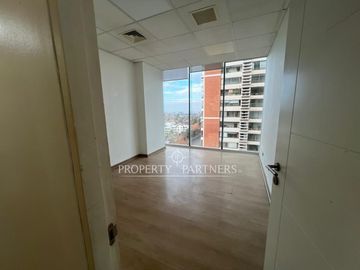 Estupenda oficina con preciosa vista.  129 m2, 3 estacionamientos y Bodega en Las Condes  Arriendo
