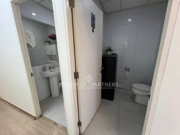 Estupenda oficina con preciosa vista.  129 m2, 3 estacionamientos y Bodega en Las Condes  Arriendo