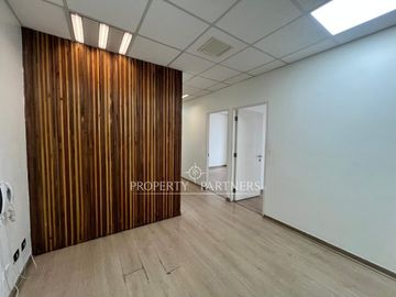 Estupenda oficina con preciosa vista.  129 m2, 3 estacionamientos y Bodega en Las Condes  Arriendo