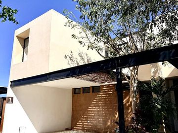 CASA EN VENTA EN TEMOZÓN DE 3 HABITACIONES CON ALBERCA EN PRIVADA ASENSA
