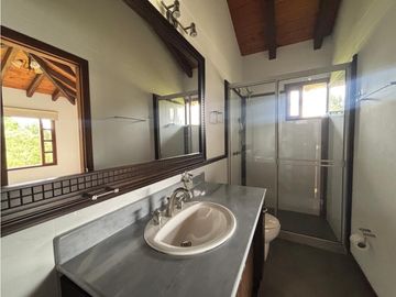 Arriendo casa campestre en Llanogrande con lote plano Y 6 habitaciones