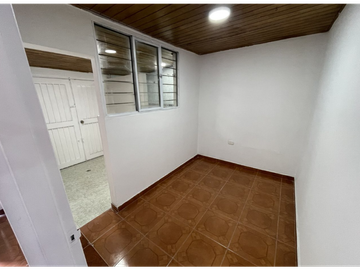 Venta Casa Bifamiliar en Colseguros, Sur de Cali 2670.