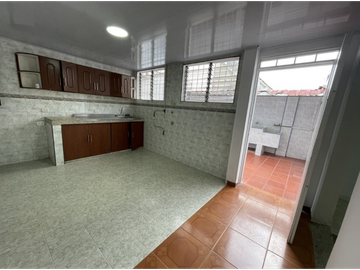 Venta Casa Bifamiliar en Colseguros, Sur de Cali 2670.