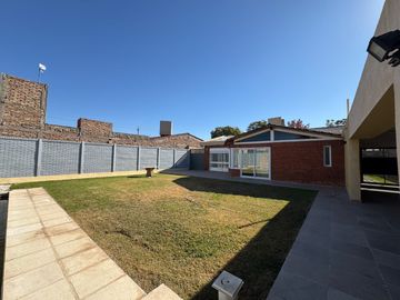 Casa en Venta en Villa America, San Juan/645m2 de terreno, pileta, quincho, cochera y 3 dormitorios