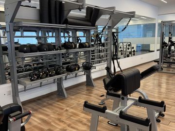 Depto amueblado 98m² 2 rec terraza piso 14 | Biosfera Towers Juriquilla | $20,000