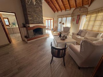 Venta casa B° Los Castaños Chacras de Coria