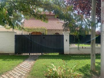 Venta casa B° Los Castaños Chacras de Coria