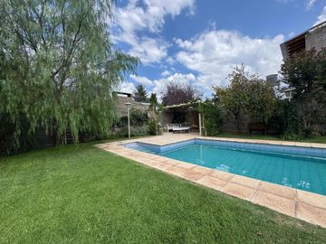 Venta casa B° Los Castaños Chacras de Coria