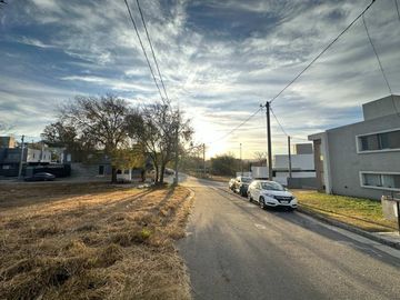 VENTA LOTE ESQUINA LOS CAROLINO APTO DUPLEX PLANO