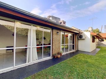 CASA 5 AMBIENTES EN VENTA EN CASTELAR C/PILETA