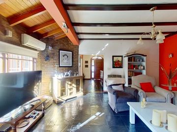 CASA 5 AMBIENTES EN VENTA EN CASTELAR C/PILETA