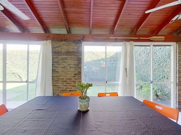 CASA 5 AMBIENTES EN VENTA EN CASTELAR C/PILETA