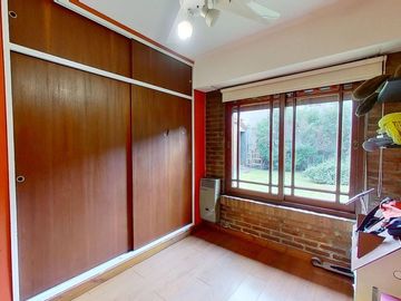 CASA 5 AMBIENTES EN VENTA EN CASTELAR C/PILETA
