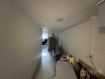 For rent Retail Space 10 sqm in Watthana, Bangkok BTS Nana