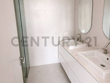 Diseño de Autor con Vista a Cumbayá | 2 Dormitorios de Lujo | Piso 11