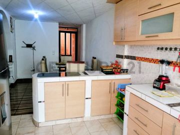 Casa independiente en Venta con 3 departamentos, sector San Ignacio, Calderón