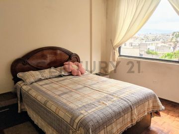 Casa independiente en Venta con 3 departamentos, sector San Ignacio, Calderón