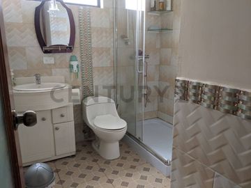 Casa independiente en Venta con 3 departamentos, sector San Ignacio, Calderón