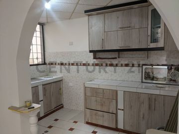 Casa independiente en Venta con 3 departamentos, sector San Ignacio, Calderón