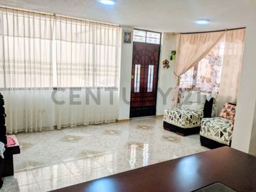 Casa independiente en Venta con 3 departamentos, sector San Ignacio, Calderón