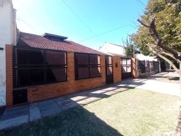 CASA VENTA 4 AMBIENTES CASTELAR