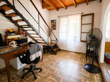 VENTA CASA  4 AMBIENTES AMPLIO PARQUE CON PARRILLA