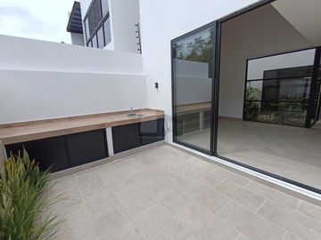 Casa en venta Residencial Vía Cumbres, Cancun de 4 recamaras y 4 baños completos, cuarto servicio