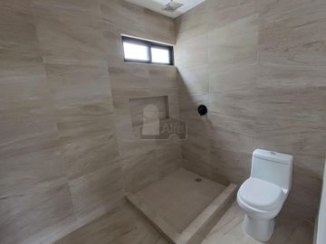 Casa en venta Residencial Vía Cumbres, Cancun de 4 recamaras y 4 baños completos, cuarto servicio