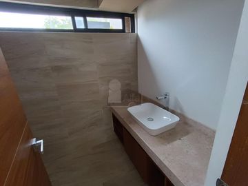 Casa en venta Residencial Vía Cumbres, Cancun de 4 recamaras y 4 baños completos, cuarto servicio