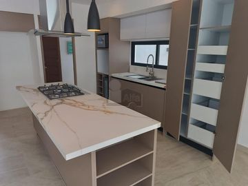 Casa en venta Residencial Vía Cumbres, Cancun de 4 recamaras y 4 baños completos, cuarto servicio