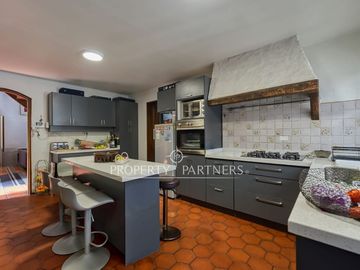 Casa con amplio terreno en pasaje cerrado, Los Dominicos.