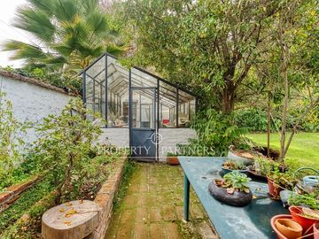 Casa con amplio terreno en pasaje cerrado, Los Dominicos.