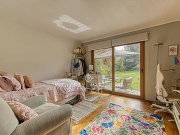 Casa con amplio terreno en pasaje cerrado, Los Dominicos.