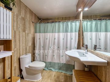 Casa con amplio terreno en pasaje cerrado, Los Dominicos.