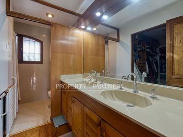 Casa con amplio terreno en pasaje cerrado, Los Dominicos.