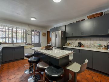 Casa con amplio terreno en pasaje cerrado, Los Dominicos.