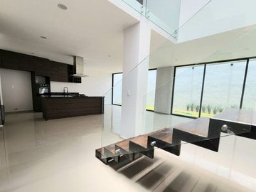 Casa en Preventa en Loma Alta Tres Marías: 4 Recámaras, Doble Altura