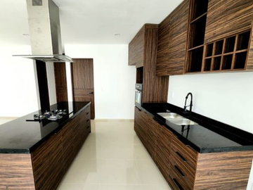 Casa en Preventa en Loma Alta Tres Marías: 4 Recámaras, Doble Altura